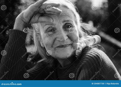Zwart Wit Portret Van Oudere Vrouwen Met Grijs Haar En Gezicht Met