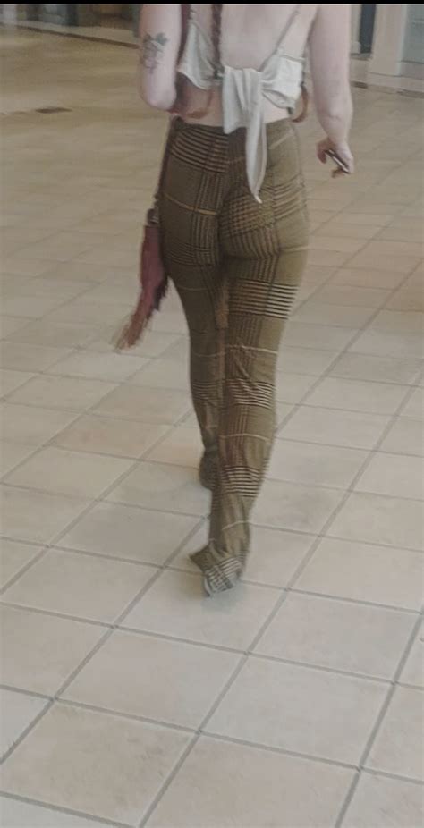 Juicy Jiggly Ass Pawg Walking Around Mall Spandex Leggings And Yoga