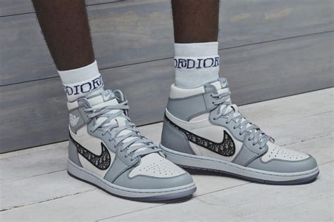 The sneaker stood out among the collection's layers of prints (snake, tropical, and dior's signature monogram) and bucket hats. Dior x Air Jordan 1 "Air Dior" - tak się będzie ...