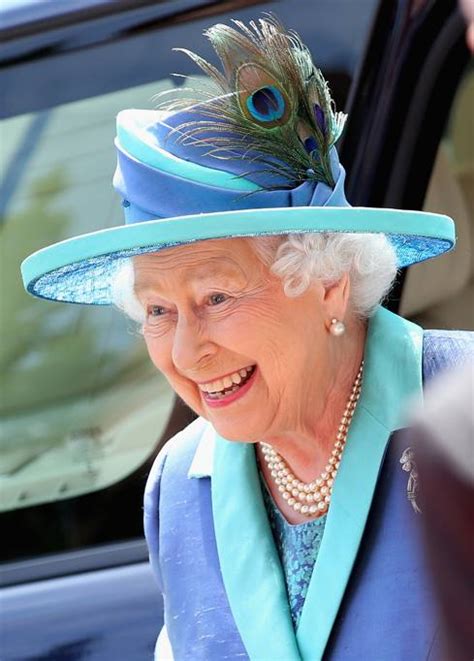Ecco 28 foto dei suoi look per capire che è lei l'icona di stile più pop del novecento. Germania: la Regina Elisabetta in turchese e blu (con ...