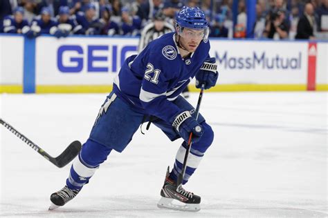 Point deflected a victor hedman shot past predators goalie juuse saros to get the lightning on the board. Brayden Point signe avec le Lightning pour 20,25 millions