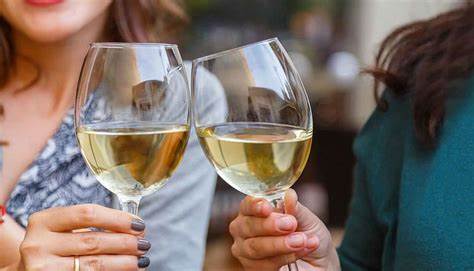 Диеты с вином Как держать бокал с вином: правила этикета Как держать бокал с вином: правила этикета Диеты с вином