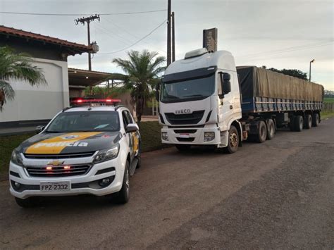 Polícia flagra caminhão recheado com cigarros contrabandeados na SP-270