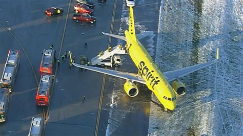 Spirit Airlines Plane Skids Off Taxiway In Bwi Airport Cnn
