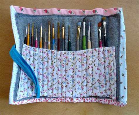 Portable diy paint brush holders. diy, paint brush holder....trying this for my make up brushes | Diy brush holder, Diy crochet ...