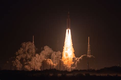 Nasa Gets Its Mojo Back With A Stunning Nighttime Launch Of The Sls Rocket Ars Technica