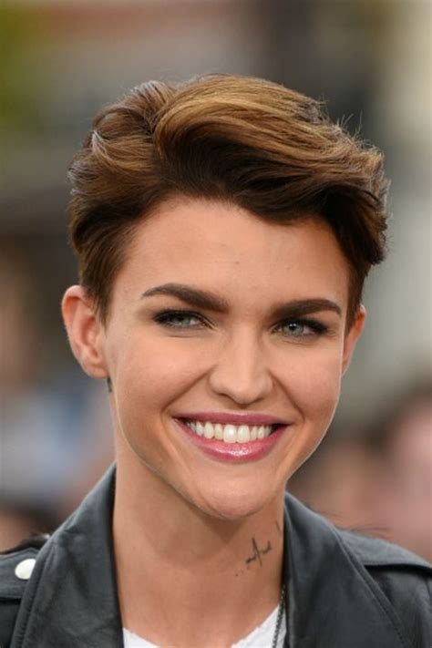 Be sure to ask your hair stylist to take out weight in bulky areas, and add face framing layers if you feel like you need shorter hair around the face. though wigs are definitely. 30 Short Hairstyles for Thick Hair 2017 - Women's Haircuts ...