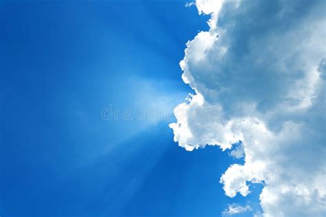 Cielos Azules Con Las Nubes Y Los Rayos De Sol Foto De Archivo Imagen
