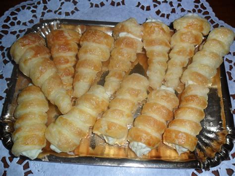 These cannoncini alla crema pasticcera are always present in italy on dessert trays at festive gatherings. CANNONCINI CON CREMA - (4.3/5)