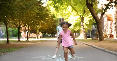 13 Outdoor Games To Play With Kids That You Totally Forgot