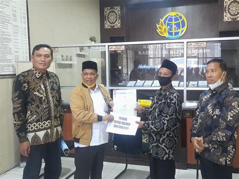 Staf Khusus Kementerian Atr Bpn Serahkan Sertifikat Tanah Wakaf Di Aceh