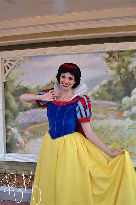 Pin By 🌸🍒 Cherry 🌸🍒 On Disney ♢♡♢ Snow White Snow White Disney Disneyland Princess Disney
