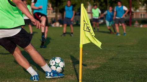 Bij decathlon koop je een voetbal voor beginnende en gevorderde voetballers. FC Urban: wel voetballen, geen clubverplichtingen | Het Parool