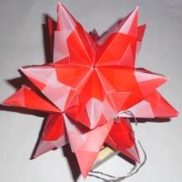 In der weihnachtszeit dekorieren viele menschen ihre wohnungen neu. Bascetta Stern so faltet ihr die Dreiecke für die Spitzen ...