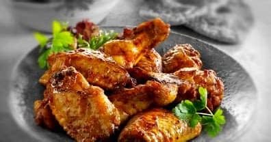 Hay muchas recetas para hacer alitas, pero a continuación te voy a enseñar una de las más tradicionales, deliciosas y fáciles: Como cocinar pollo: Alitas de pollo con miel al horno rapido