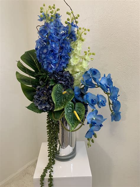 This stylish set with the always stunning orchids in blue color and