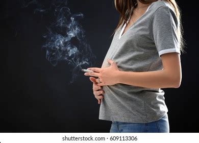 Mujer Embarazada Fumando Cigarrillo En El Foto De Stock Editar Ahora