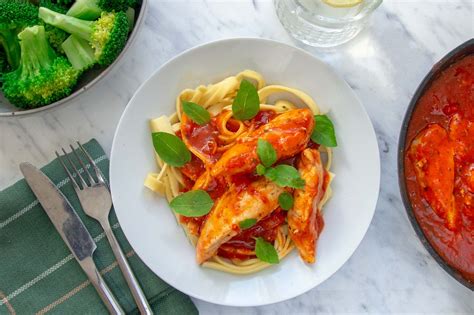 Kylling P Min Med Frisk Pasta Tomatsauce Og Broccoli