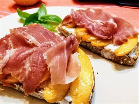 Bruschetta Prosciutto Crudo E Pesca Una Cena Per Due