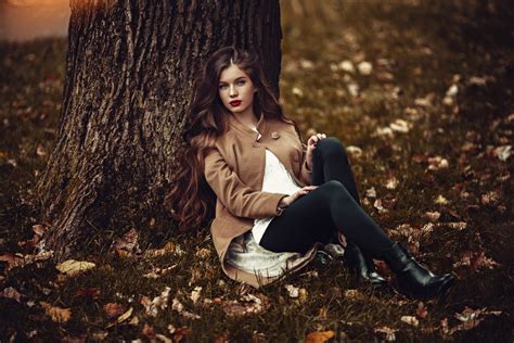 壁纸 妇女 黑发 户外户外 树叶 秋季 面对 大衣 长发 红唇膏 蓝眼睛 紧身衣 肖像 2560x1707