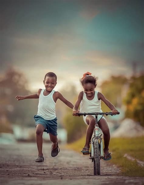 Fotógrafo Jamaicano Registra Crianças Brincando No Quintal E Chama