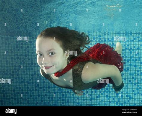 Girl In Red Dress Underwater Fotos Und Bildmaterial In Hoher