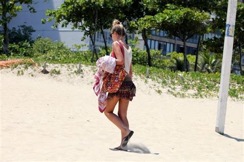 ego yasmin brunet curte dia de sol no rio e quase mostra demais notícias de famosos