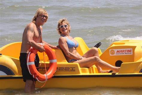 Carmen russo ed enzo paolo turchi cantano tuca tuca. CARMEN RUSSO come Belen: balli sull'acqua - FOTO