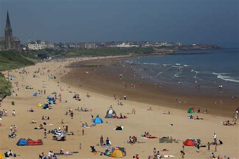 17 Pictures As Families Pack Out Tynemouth Beach On One Of Uks Hottest