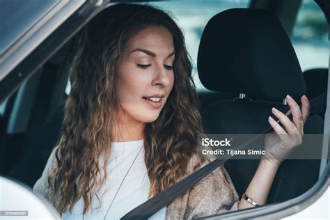 genç kadın bir arabada oturarak onun emniyet kemeri stok fotoğraf koyarak stok fotoğraflar and 13