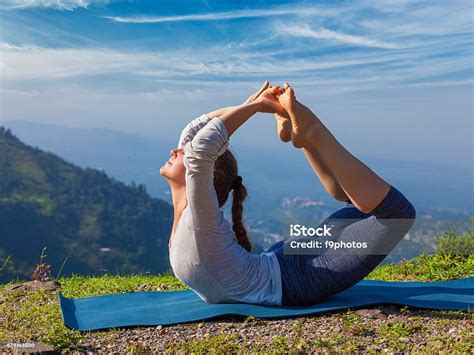 Wanita Melakukan Ashtanga Vinyasa Yoga Asana Dhanurasana Berpose Busur Foto Stok Unduh Gambar