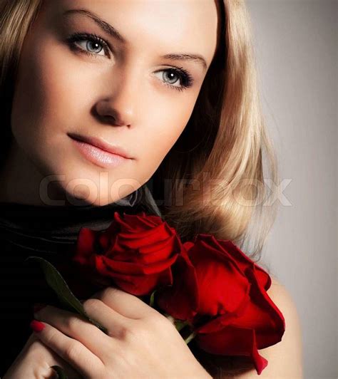 Stilvolle Schöne Junge Frau Mit Roten Rosen Bouquet Zarte Blumen In Den Händen Blond Frau