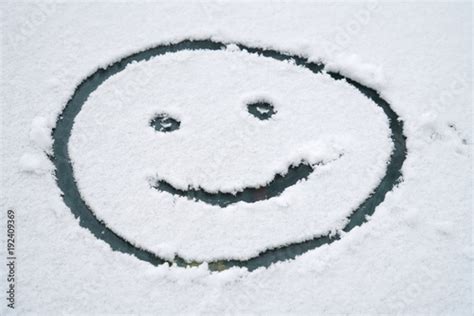 Smile Face On The Snow In Winter After Snow Acheter Cette Photo Libre