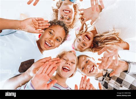 Niños Saludando Fotografías E Imágenes De Alta Resolución Alamy