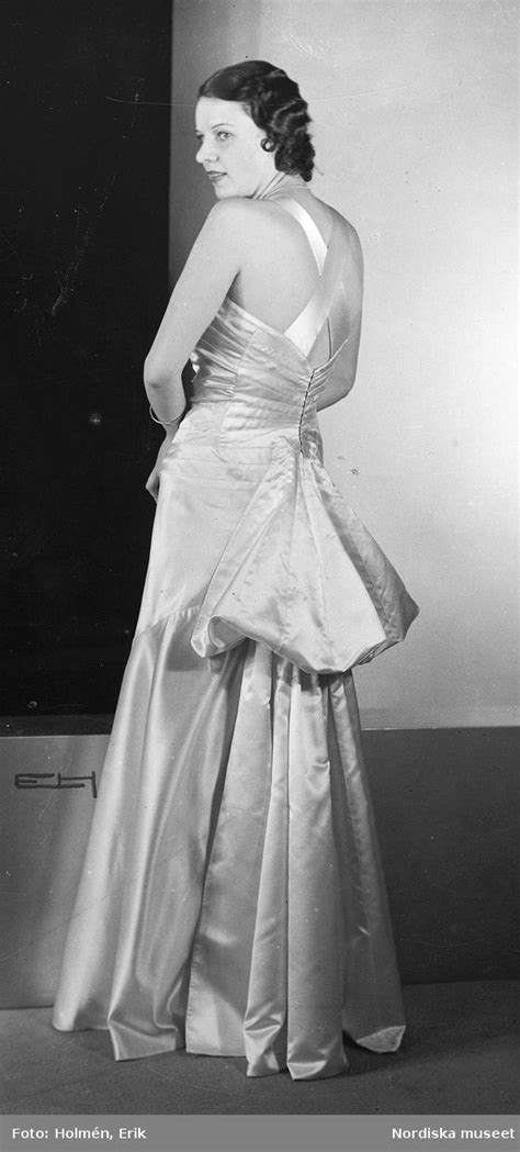 1931 Modell i vit aftonklänning från Chanel med axelband i kors i