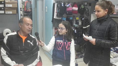 Μέσα στον χαμό, βρέθηκε και η συνεργάτιδα του mykonos live tv ειρήνη ξενουδάκη γαβριελάτου, με σκοπό να μεταφέρει την ατμόσφαιρα του ξέφρενου πάρτυ που βρισκόταν σε εξέλιξη. ΚΔΑΠ ΡΕΠΟΡΤΕΡ - ΕΚΠΟΜΠΗ 2η (ΚΔΑΠ ΤΡΟΙΖΗΝΙΑΣ) - YouTube