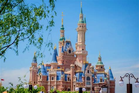 Kejar Strategi Nol Covid Pengunjung Disneyland Shanghai Ditahan