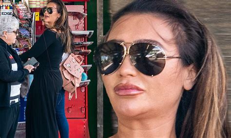 Lauren Goodger Flaunts Her Curves In A Monochrome Outfit Daily Mail