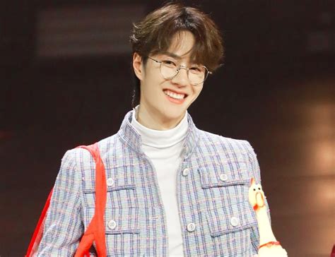 #微博之夜阵容曝光#青春女团the9玩起接力问答小游戏也完全不会卡壳，默契度真的厉害了 !大声回答小夜，the9的9是哪两个相同的数字相乘？没错，就是3 ️3!距离2020#微博之夜#还有3天!点击o微博之夜 预约直播，2月28日，@the9官博 在盛典等着你! "微博之夜"张艺兴拉王一博的手，著名作家点名：不就是想借他炒作_腾讯新闻