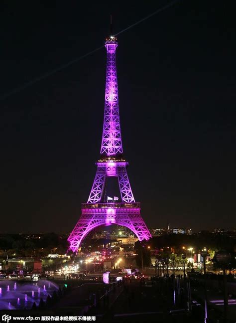 El Día 28 De Septiembre En París La Torre Eiffel Iluminada Con Una Luz