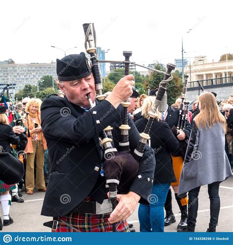 Scottish Piper Spielt Traditionelle Dudelsackpfeife Redaktionelles