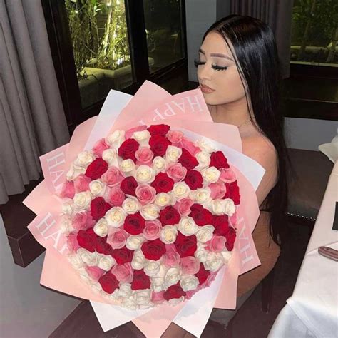 046a Luxurious Beautiful Bouquet Of 100 Red Pink And White Roses Love