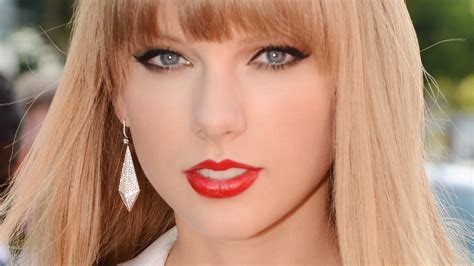 Taylor Swift Wears Bright Red Lipstick Teen Vogue