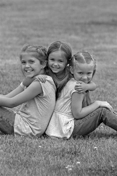 Pin By Jamelyn Webb On Photographs Sibling Photography Poses Sister Photography Sibling