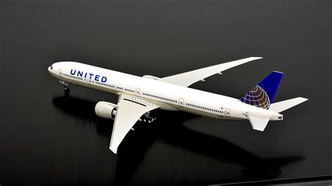 Boeing 777 300er Plastic Model Airplane Kit 1144 Scale 04945