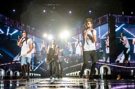 Concert Review One Direction 5 Seconds Of Summer Amid The Drizzle At