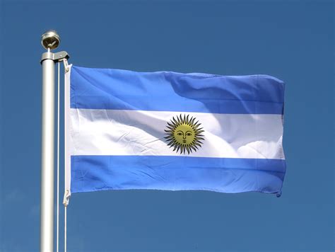 Über dem weißen streifen in der mitte der flagge ist eine sonne mit abwechselnd 16 geraden und 16 geflammten sonnenstrahlen abgebildet. Argentinien - Flagge 60 x 90 cm - FlaggenPlatz