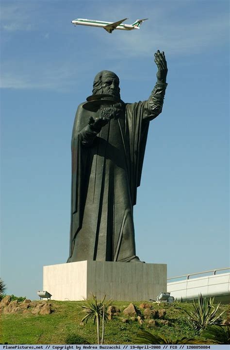 The Statue Of Leonardo Da Vinci Airport Of Rome Fiumicino Рим Памятники