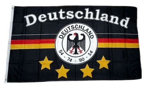 Fußball ist die in deutschland mit abstand beliebteste sportart. Deutschland Flagge, EM / WM Fahne aus Stoff mit doppelt umsäumten Fahnenrand, 2 Messing-Ösen zum ...