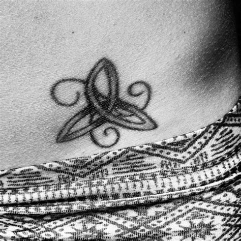 Trinity knot tattoo. Small tattoo. hip tattoo. Family tattoo. Girly tattoo. Sister tattoo. Irish 